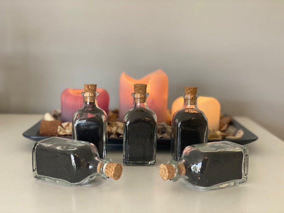 fiscodelapalma's tweet photo. Nosotros la embotellamos y enviamos por 6.99€ + gastos de envío. 📦

El 100% de los beneficios se manda a la cuenta de donativos del @CabLaPalma. ♥️

Así, a cambio de un trocito de la tierra mas joven del planeta puedes ayudar a #LaPalma. 🏝️

➡️ https://t.co/egbDZerBjt https://t.co/qTMJGk43QV