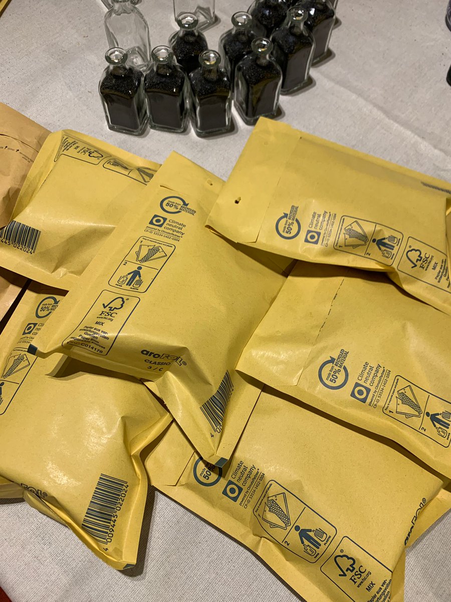 fiscodelapalma's tweet photo. Nosotros la embotellamos y enviamos por 6.99€ + gastos de envío. 📦

El 100% de los beneficios se manda a la cuenta de donativos del @CabLaPalma. ♥️

Así, a cambio de un trocito de la tierra mas joven del planeta puedes ayudar a #LaPalma. 🏝️

➡️ https://t.co/egbDZerBjt https://t.co/qTMJGk43QV