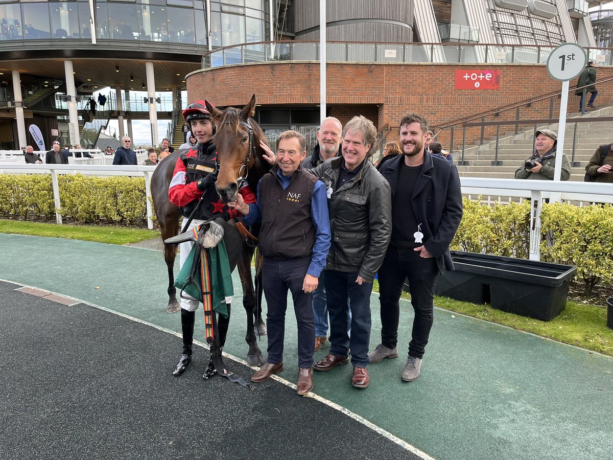 paulfergusonJTF's tweet photo. Uno Mas wins the opener at Aintree for @CWilliamsRacing https://t.co/bvEr0AMBi3