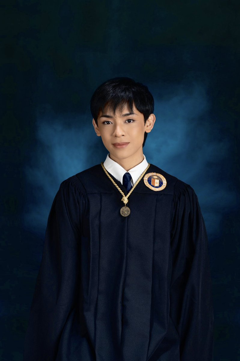 bonggonzales_'s tweet photo. nakakaiyak naman pong mag goodbye sa Ateneo! EMSZ! 

pero paalam na INDEEDT 🦅🎓💙 https://t.co/uUtsGKWWVL