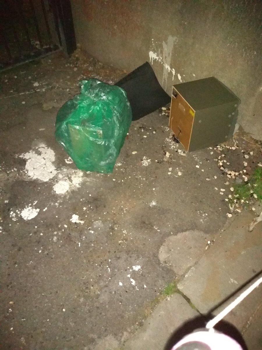 The_curious_imp's tweet photo. Flytipping 2 ends Neville St alley,+ near tree midway.Could you collect please? @cardiffcouncil @TidyRiverside 1st picture 9pm yesterday,had doubled by 9 am this morning! https://t.co/6VjQafLWPO