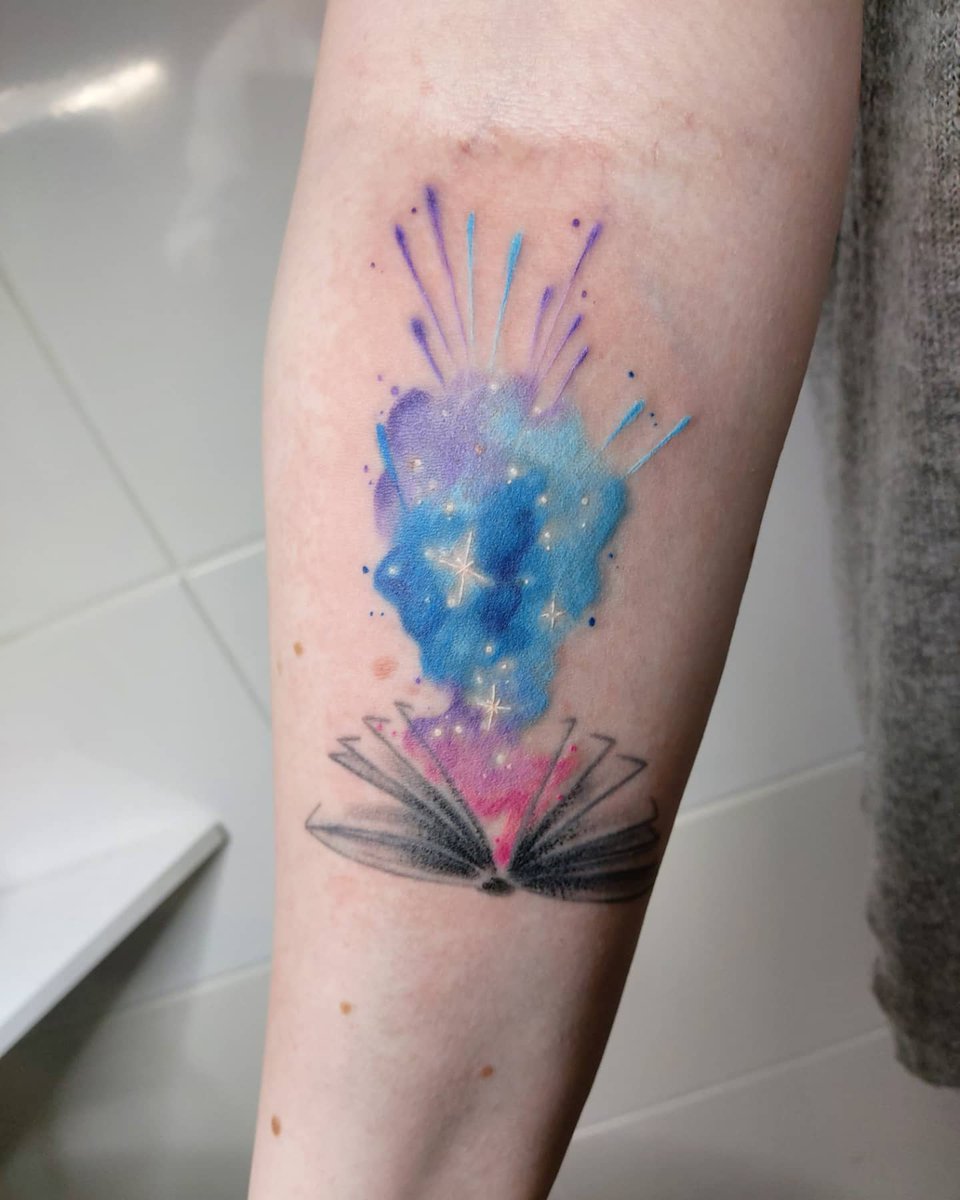 Saradyxo's tweet photo. @Chrissy6284 ich war bei narine von kingdom tattoo in kiel, die hat mir auch vor 2 wochen mein bücher tattoo aufgearbeitet, was der wo ich damals war in nms, so scheissig gemacht hat; sie hats jetzt gerettet 🤩 https://t.co/GpQyYSQ1Md