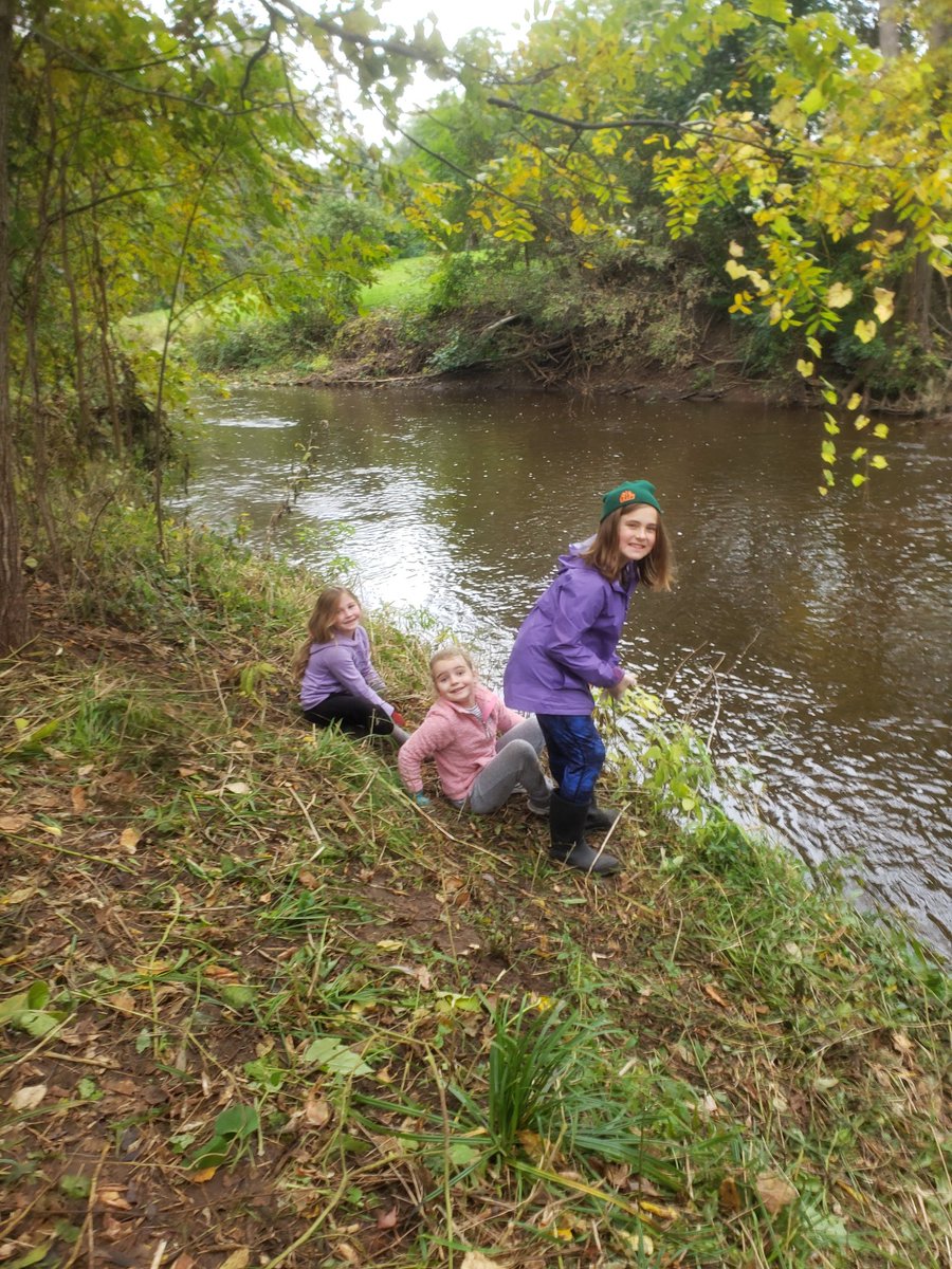 Mindysullivan44's tweet photo. Helping clean up the outdoor classroom at school! #MakeADifferenceDay https://t.co/95xlYS4XyH