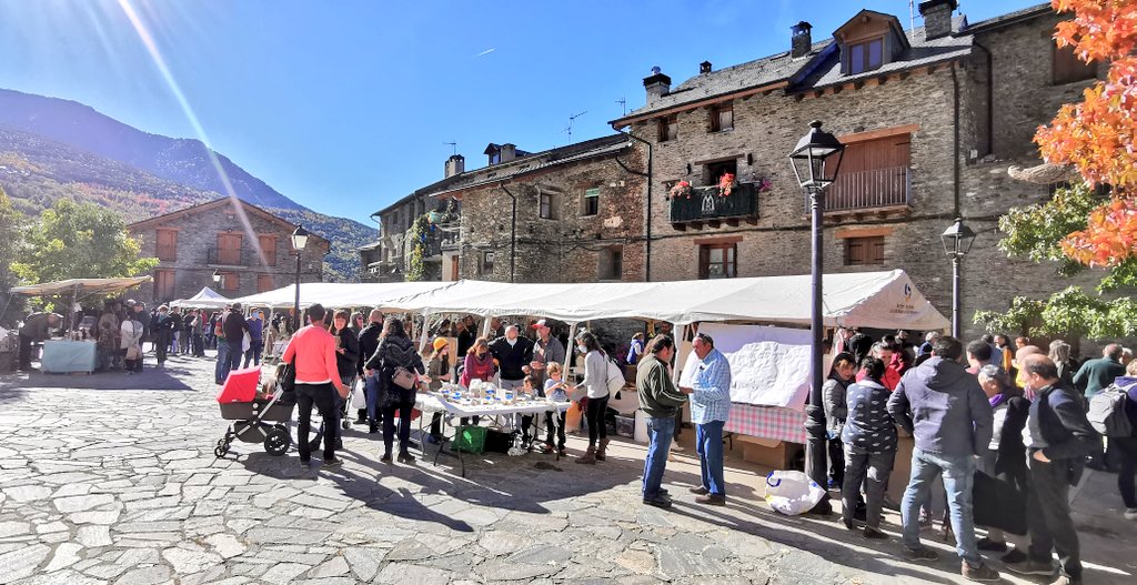 pnaltpirineu's tweet photo. Important assistència i bon ambient avui a la Fira de Tardor 🍁 de #Tírvia en un dia magnífic 🌞 amb diversos productors locals artesans 🧣 i un taller educatiu ambiental del #PNAltPirineu sobre els grans mamífers herbívors 🦌
#conservemlestradicions #consumeixlocal #PP3N https://t.co/8L3XedjfE6