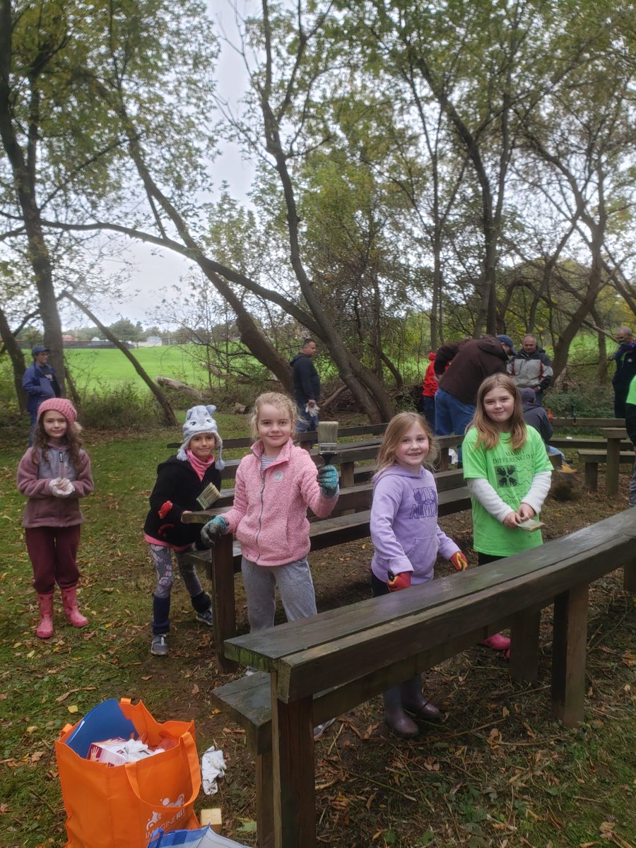 Mindysullivan44's tweet photo. Helping clean up the outdoor classroom at school! #MakeADifferenceDay https://t.co/95xlYS4XyH