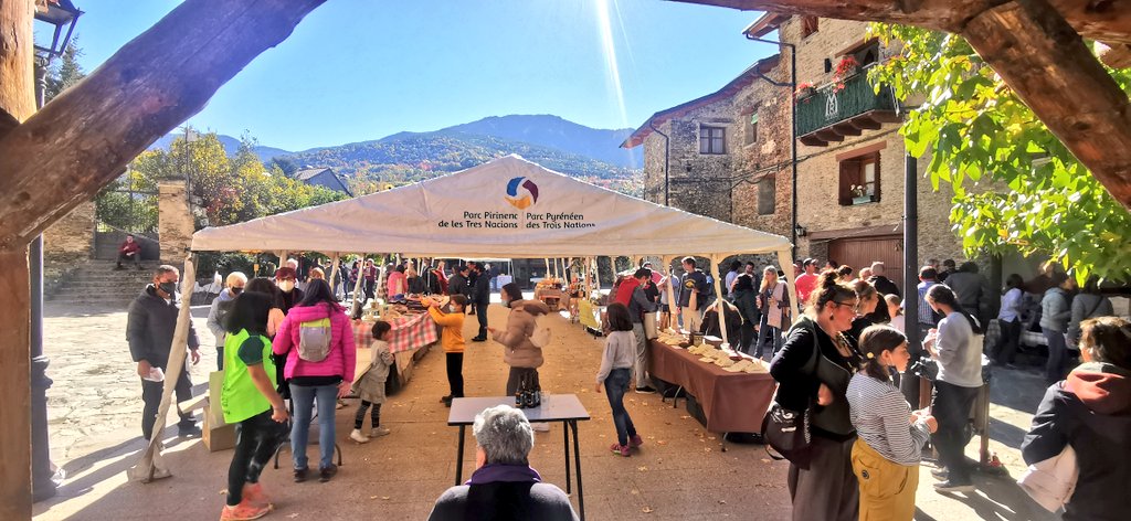 pnaltpirineu's tweet photo. Important assistència i bon ambient avui a la Fira de Tardor 🍁 de #Tírvia en un dia magnífic 🌞 amb diversos productors locals artesans 🧣 i un taller educatiu ambiental del #PNAltPirineu sobre els grans mamífers herbívors 🦌
#conservemlestradicions #consumeixlocal #PP3N https://t.co/8L3XedjfE6