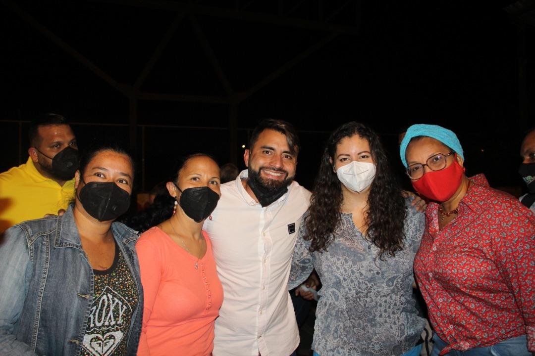 RafaelMaracay21's tweet photo. Tuvimos un extraordinario encuentro con las estructuras de la Parr. Madre María de San José, el ejercicio de verificación que acabamos de hacer es vital para lograr la Victoria del próximo  #21Nov Seguir trabajando sin descanso la clave es la organización 
#VenezuelaTieneConQue https://t.co/PXpFwYZ8mz