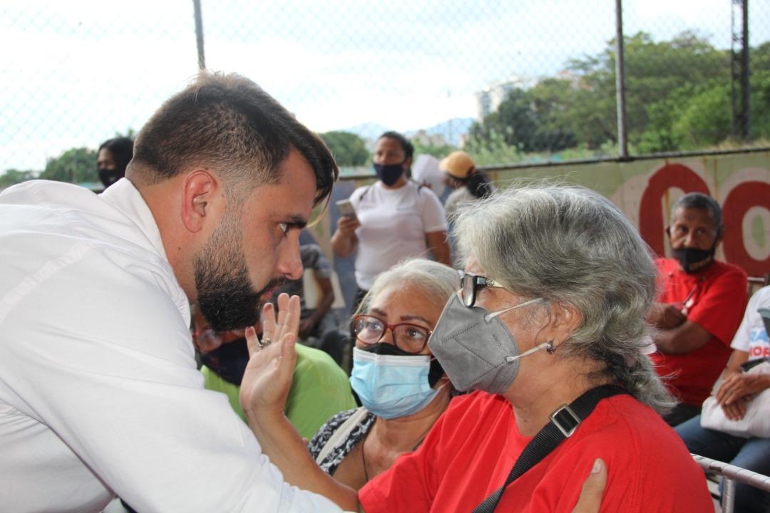 RafaelMaracay21's tweet photo. Tuvimos un extraordinario encuentro con las estructuras de la Parr. Madre María de San José, el ejercicio de verificación que acabamos de hacer es vital para lograr la Victoria del próximo  #21Nov Seguir trabajando sin descanso la clave es la organización 
#VenezuelaTieneConQue https://t.co/PXpFwYZ8mz