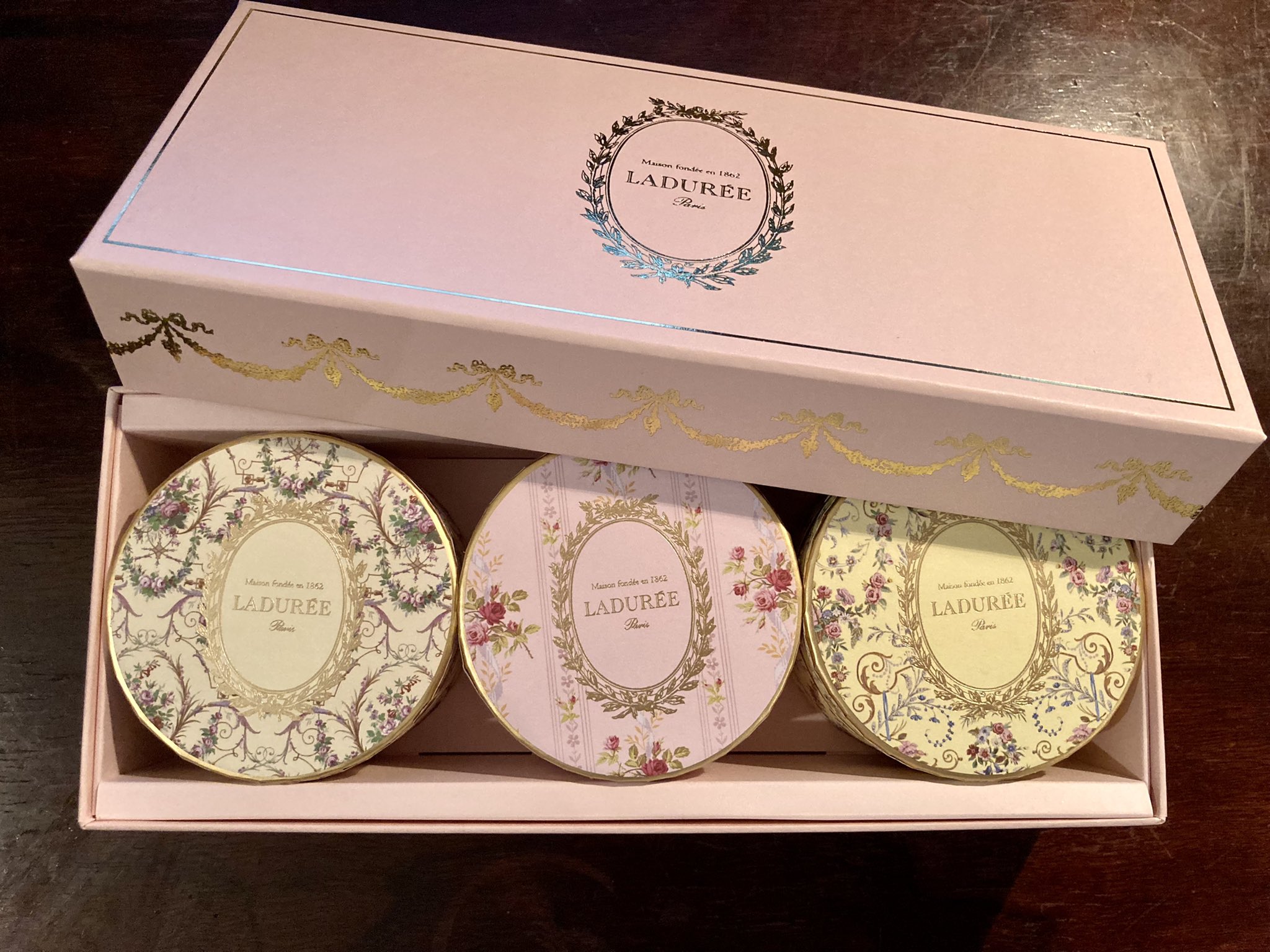 みとせのりこ 夏のカレーナイトあり〼 予定 いいお茶が万全の体調で飲めるときに開けるので レポートは暫しお待ちくださいましねヲトメの皆様 ちなみにひとつずつでも購えますのよ みっつは多いから諦めようと思った方も 一箱から躓いて砂糖菓子に