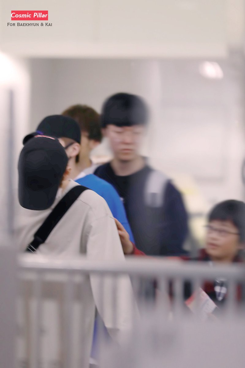 sbbbh61's tweet photo. Let me share this story abt Baekhyun again 🥲 *imisshimtooㅠ

A kid suddenly approached baek and ask is he baekhyun? bh looked surprised ans yes, after the kid asked can he shake hands with bh, bh allowed

Cr清纯美学 https://t.co/tGjtP5XDFa