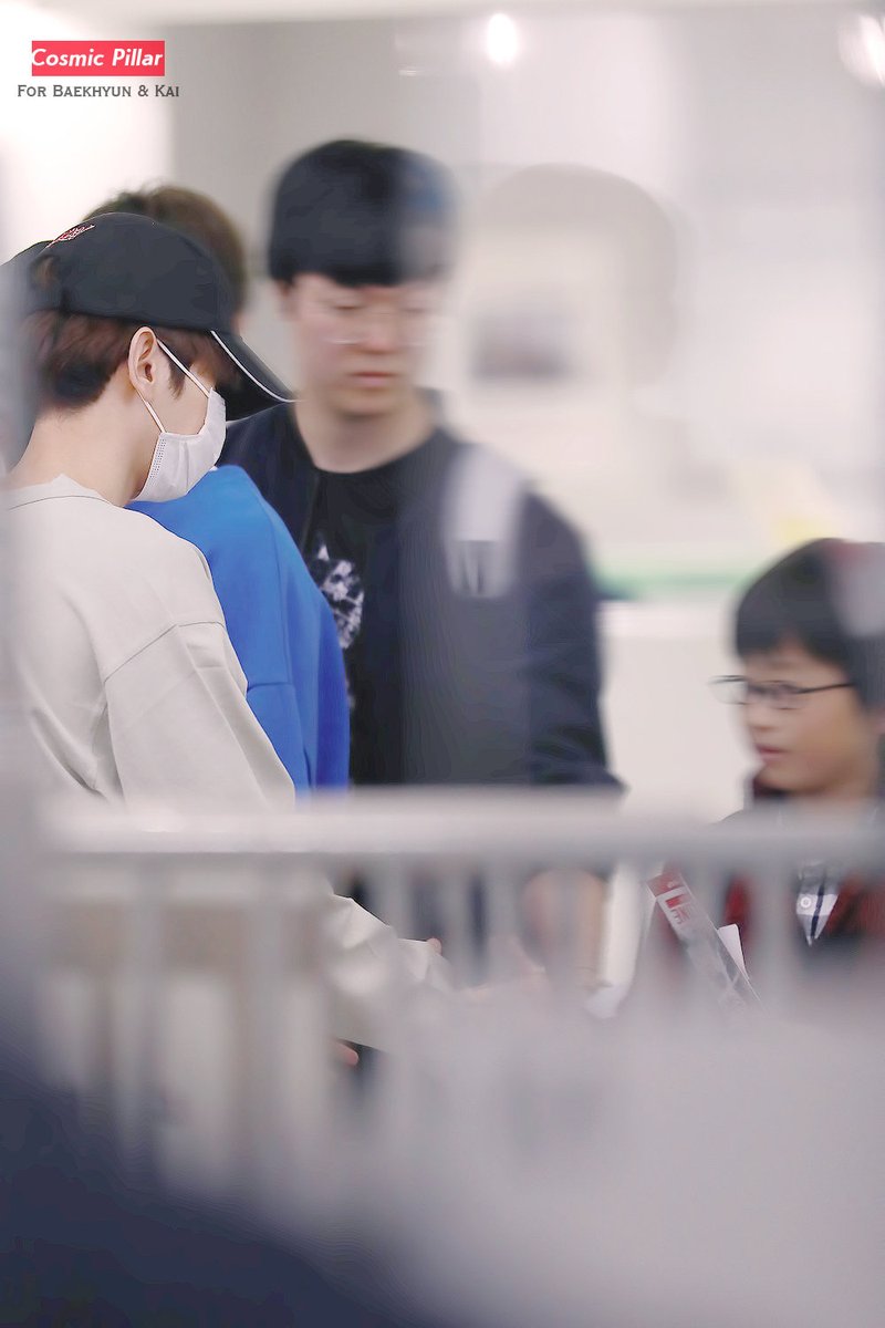 sbbbh61's tweet photo. Let me share this story abt Baekhyun again 🥲 *imisshimtooㅠ

A kid suddenly approached baek and ask is he baekhyun? bh looked surprised ans yes, after the kid asked can he shake hands with bh, bh allowed

Cr清纯美学 https://t.co/tGjtP5XDFa