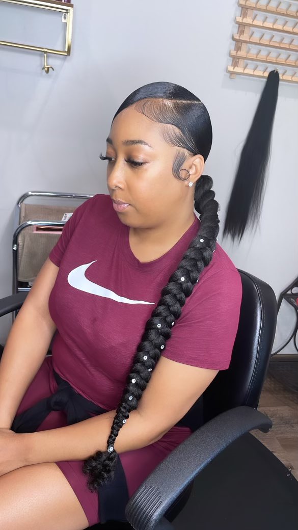 klenisha1's tweet photo. Low swoop ponytail 💙 https://t.co/y1AUjq7oKn