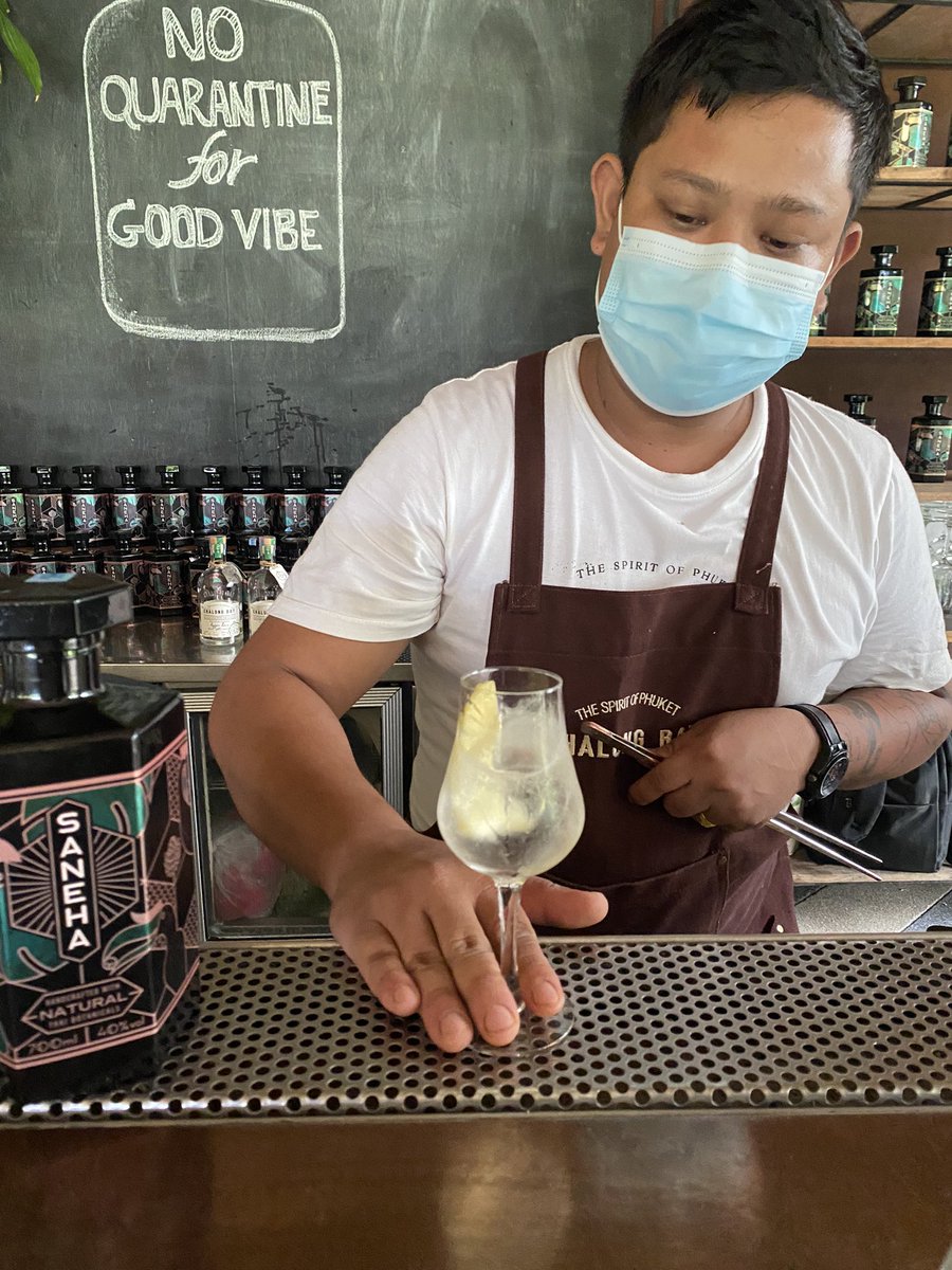 jariya_a's tweet photo. ในส่วนของรัมเปิดโลกมาก อยากให้ไปลองกัน ส่วนตัวชอบตะไคร้ กับ white spice ดีงามสุดๆ บาร์เทนเดอร์นำเสนอวิธีดื่มในวิธีที่ดีที่สุดของแบรนด์เพื่อเป็นไอเดียในการกลับไปชงเองที่บ้านได้ สุดยอดเลย ใครไปฝากเล่นกับน้องแมวพนง.ต้อนรับด้วยนะฮ้าฟถึงจะนิ่งๆแต่ก็น่ารักนะ #รีวิวภูเก็ต #รีวิวขี้เมา https://t.co/0FD8UAsbKQ