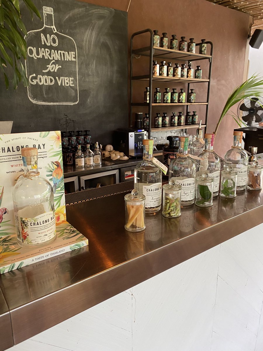 jariya_a's tweet photo. ในส่วนของรัมเปิดโลกมาก อยากให้ไปลองกัน ส่วนตัวชอบตะไคร้ กับ white spice ดีงามสุดๆ บาร์เทนเดอร์นำเสนอวิธีดื่มในวิธีที่ดีที่สุดของแบรนด์เพื่อเป็นไอเดียในการกลับไปชงเองที่บ้านได้ สุดยอดเลย ใครไปฝากเล่นกับน้องแมวพนง.ต้อนรับด้วยนะฮ้าฟถึงจะนิ่งๆแต่ก็น่ารักนะ #รีวิวภูเก็ต #รีวิวขี้เมา https://t.co/0FD8UAsbKQ