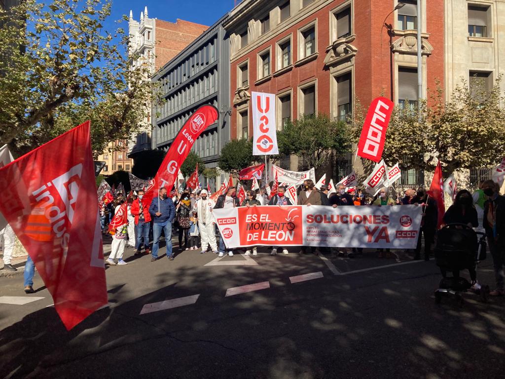 CCOOLeon's tweet photo. 📢Manifestación contra el cierre de Jupiter Bach. 

✊Por el futuro del sector eólico. Defendamos la industria y el empleo de León. https://t.co/1wQlGkkoOI