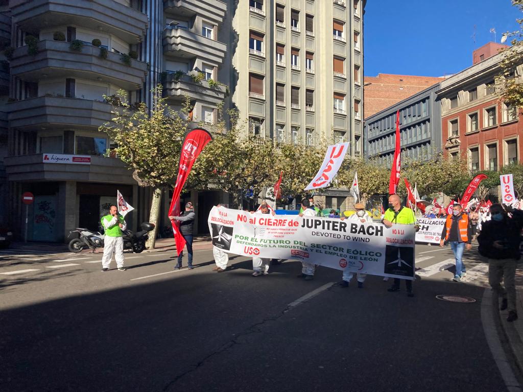 CCOOLeon's tweet photo. 📢Manifestación contra el cierre de Jupiter Bach. 

✊Por el futuro del sector eólico. Defendamos la industria y el empleo de León. https://t.co/1wQlGkkoOI