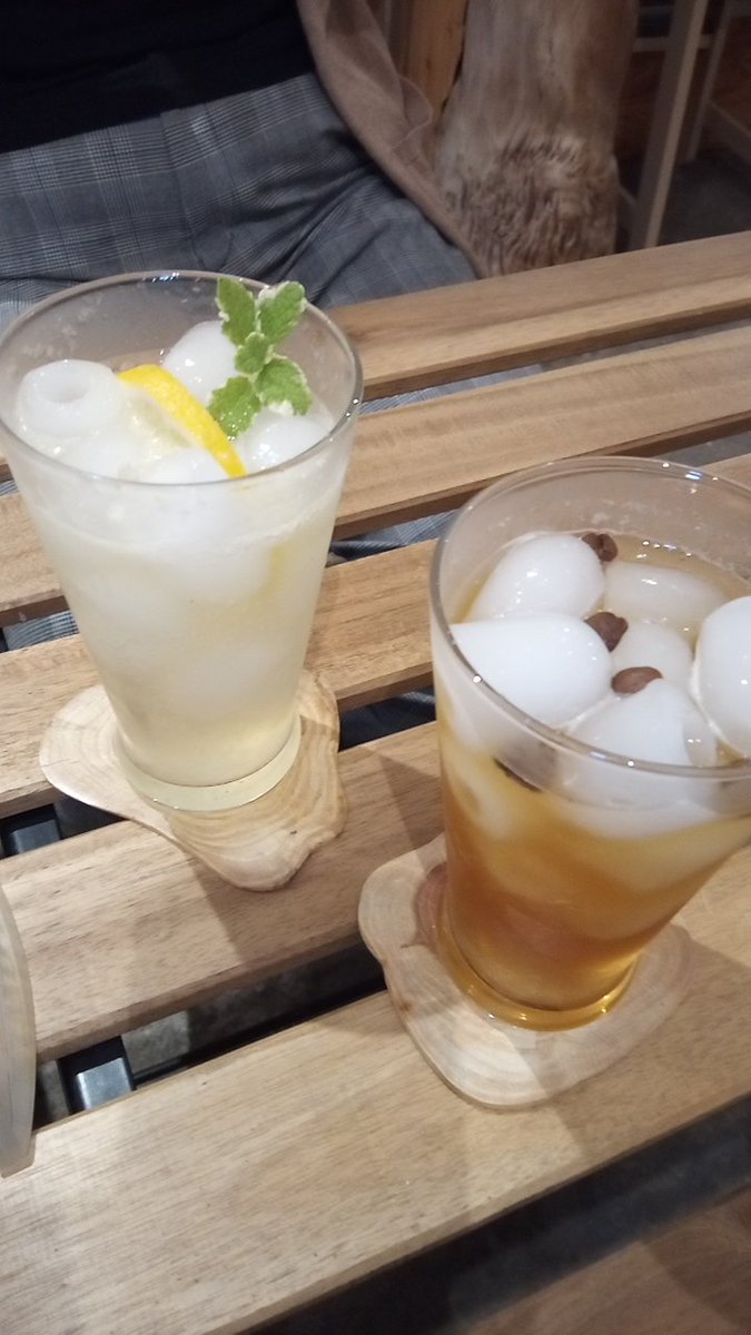 nikeneko_oshima's tweet photo. 続きです。

#yellow8　さん
@yellow8cafe 

飲み物は
ノンアルコールで
yellow8トニック　と
レモンミントソーダ🍋

#デザート　は
#Todaysタルト　。
今日はリンゴ🍎です😄

飲み物もデザートも
美味しい😋

話題は尽きず
あっという間に
３時間弱、過ぎてました😅

#八丈
#八丈島
#南原千畳敷 https://t.co/JsZXBvQ9LU