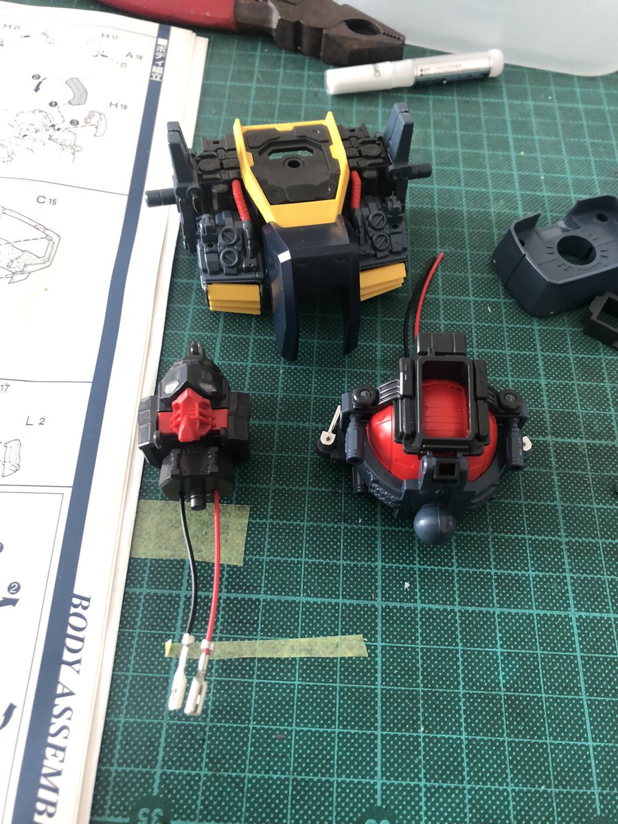 ponsaku3594's tweet photo. PGガンダムmk-2進捗報告。
今日も元気に引きこもって模活！ついにボディへ。初体験の発光配線構造で悪戦苦闘しながらなんとかやってます。外装パーツ無いと顔怖いなぁ🤣

mk-2のパイロット乗ってるコックピットもよく見たら…赤い…ボール！！
う…頭が…
#ガンプラ #pgmk2 #アムロバカナコトハヤメロ https://t.co/kEGhlTT1bI