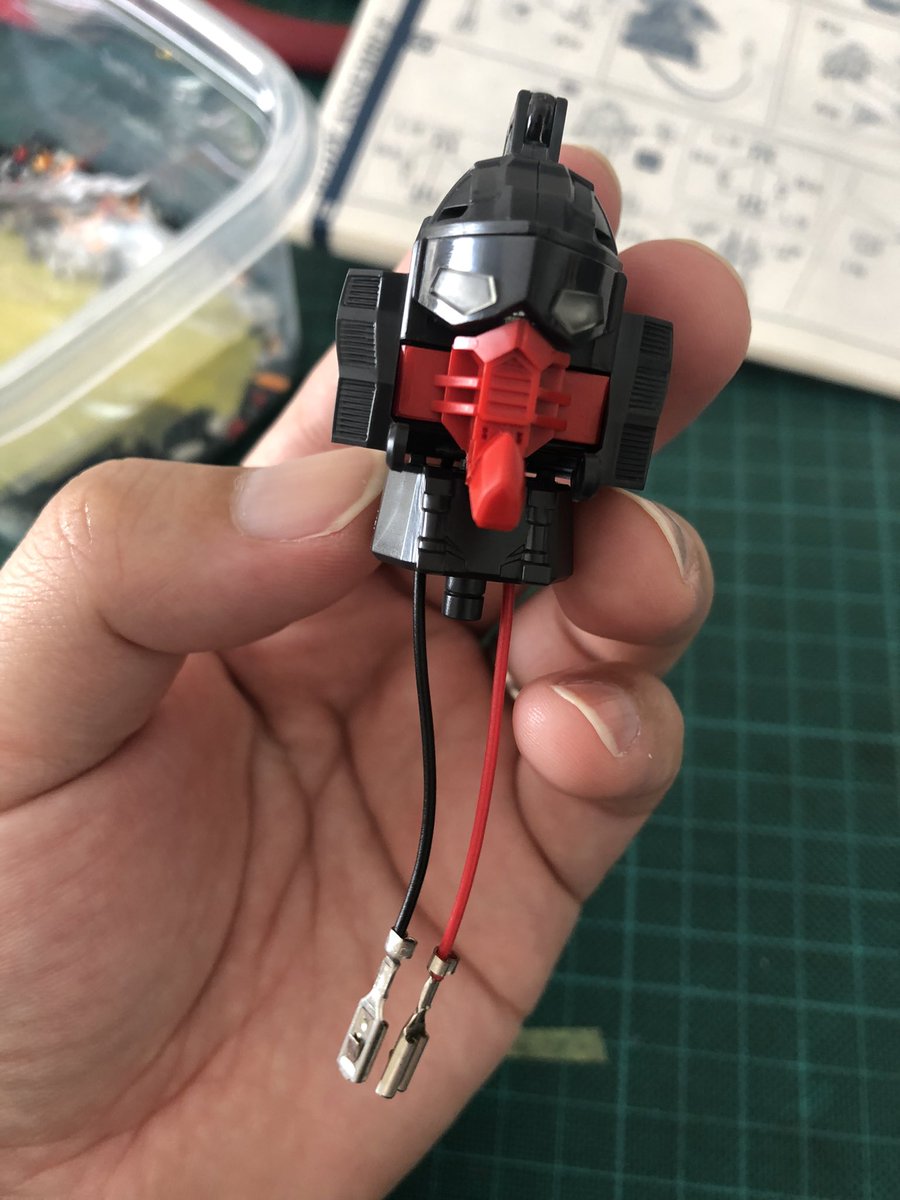 ponsaku3594's tweet photo. PGガンダムmk-2進捗報告。
今日も元気に引きこもって模活！ついにボディへ。初体験の発光配線構造で悪戦苦闘しながらなんとかやってます。外装パーツ無いと顔怖いなぁ🤣

mk-2のパイロット乗ってるコックピットもよく見たら…赤い…ボール！！
う…頭が…
#ガンプラ #pgmk2 #アムロバカナコトハヤメロ https://t.co/kEGhlTT1bI
