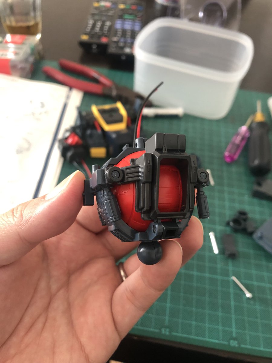 ponsaku3594's tweet photo. PGガンダムmk-2進捗報告。
今日も元気に引きこもって模活！ついにボディへ。初体験の発光配線構造で悪戦苦闘しながらなんとかやってます。外装パーツ無いと顔怖いなぁ🤣

mk-2のパイロット乗ってるコックピットもよく見たら…赤い…ボール！！
う…頭が…
#ガンプラ #pgmk2 #アムロバカナコトハヤメロ https://t.co/kEGhlTT1bI