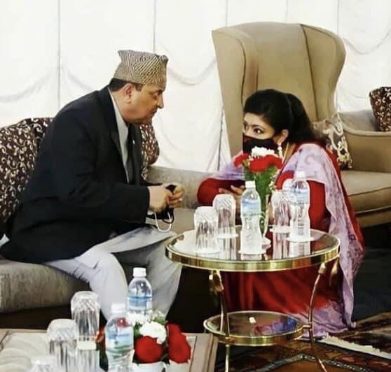 dpangenee's tweet photo. ज्ञानेन्द्रको अगाडी हिमानी टुसुक्क भुईँमा बसेर बतियाउदै गरेको फुटो आएछ—अब त्याँ पनि पुरुषवादी हैकमको गन्ध आयो भन्दै दर्जेनी मुद्दो उठ्न बेर छैन😂 https://t.co/M1yHusTgD9