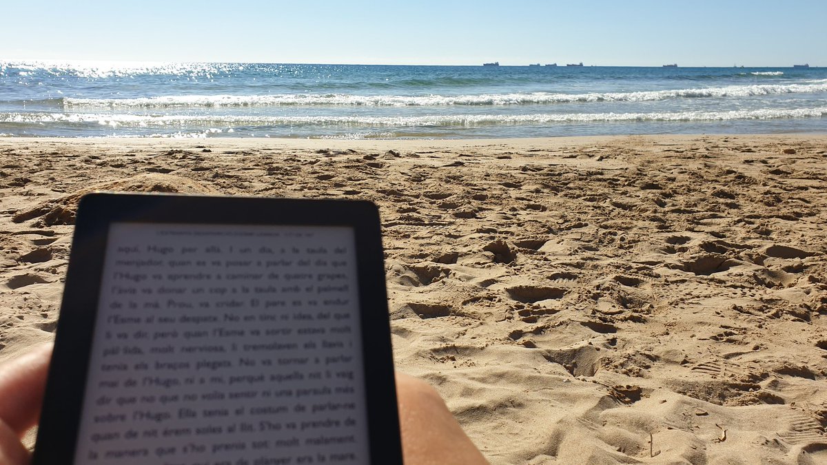 rescoda's tweet photo. ... i matins de sol, sorra, lectura i mar. #matinsdetardor https://t.co/wgRTrNRaTa