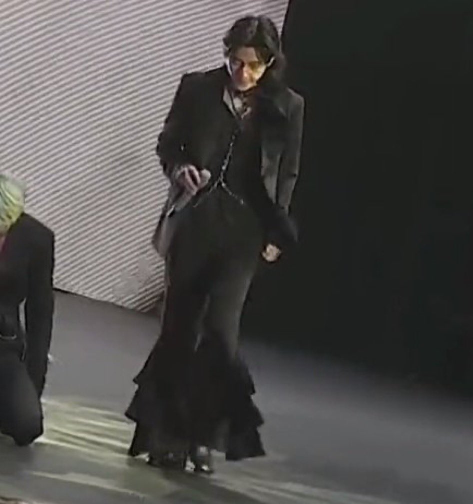 dionyxxsustkx's tweet photo. TAEHYUNG’S FULL OUTFIT OH MY GOD https://t.co/CasgIYJh0M