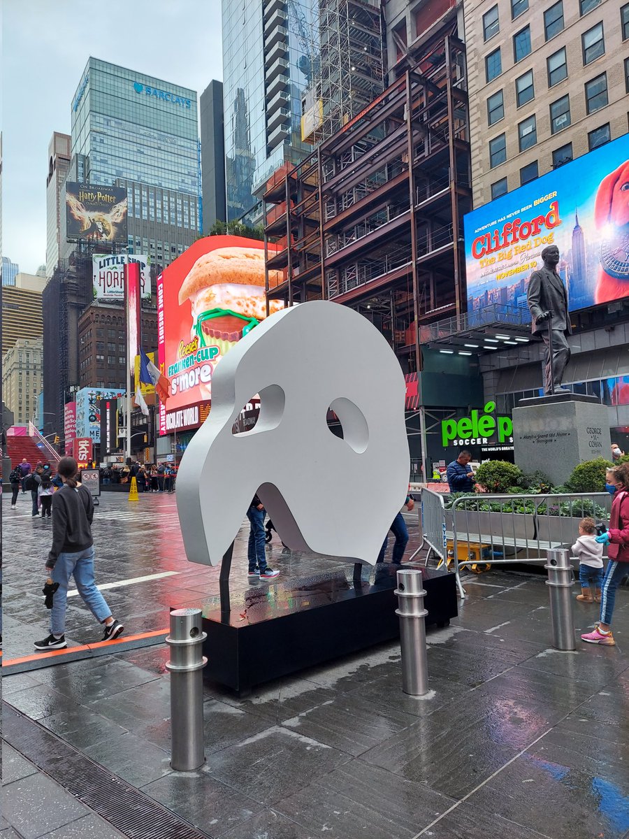 shieldoflucis's tweet photo. I'm still so shook from last night's performance of #thephantomoftheopera on Broadway. It was amazing and I couldn't be happier that I finally got a chance to come here and see it for myself! Thank you @pandasncream for inviting me on this adventure! #PhantomIsBack https://t.co/5XkE2uH2pd