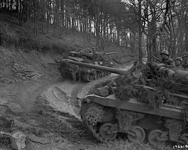 Hürtgenwald (Aachen) (Schlacht Okt. 1944-Feb. 1945). 5 Monate lang hat die US-Armee versucht, durchzukommen. Die Luftüberlegenheit nutzte hier aber nichts, und das unbekannte Gelände war anderen Heimat. Manchmal werden heute noch Gefallene ausgegraben.
