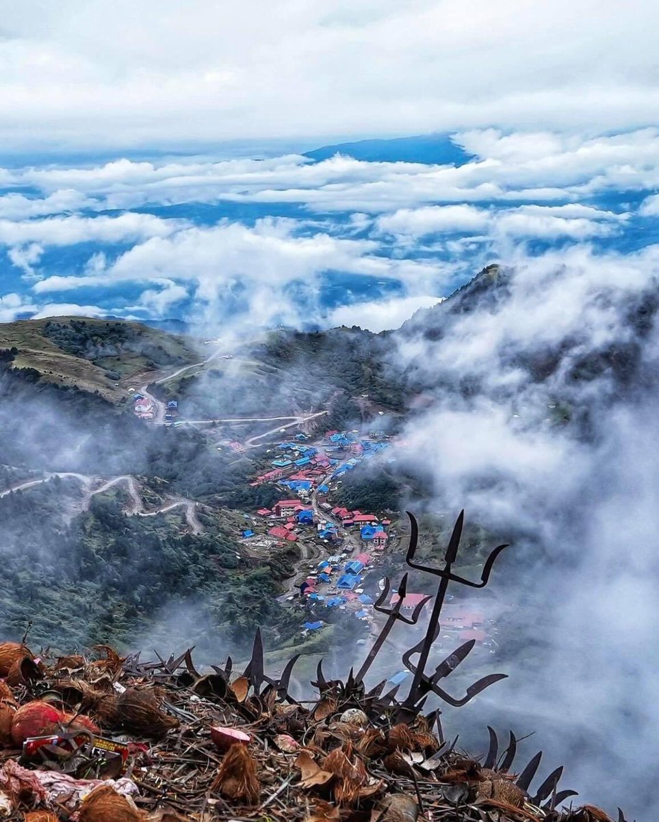 natnpl's tweet photo. Beautiful view of Kuri bazar from Kalinchowk Bhagawati temple, Dolakha 😍

Photo : @bipin_sth https://t.co/rzvhV26Qaw