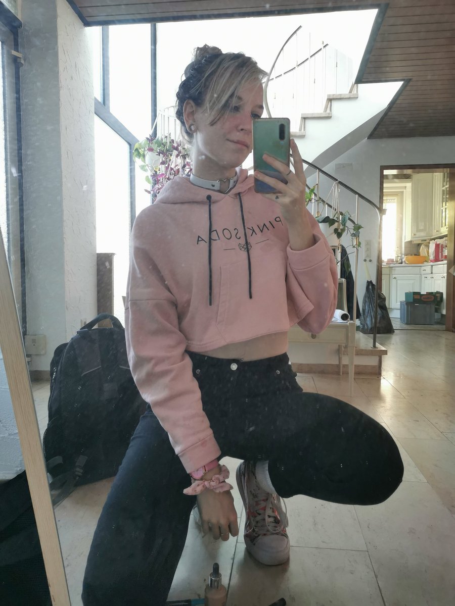 In honor of <a href="/SamuuuBayo/">Samuuu</a>'s massive drip, I too am belly free for day 3 of #DUSconquest
I fear no cold 😤