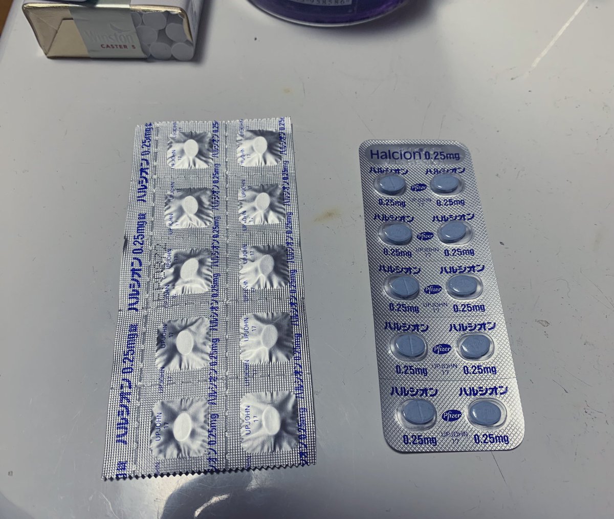 2pk04h's tweet photo. ハルシオンの新パケはなんか嫌( ´Д`)y━･~~ https://t.co/q4j2Qnw4g3