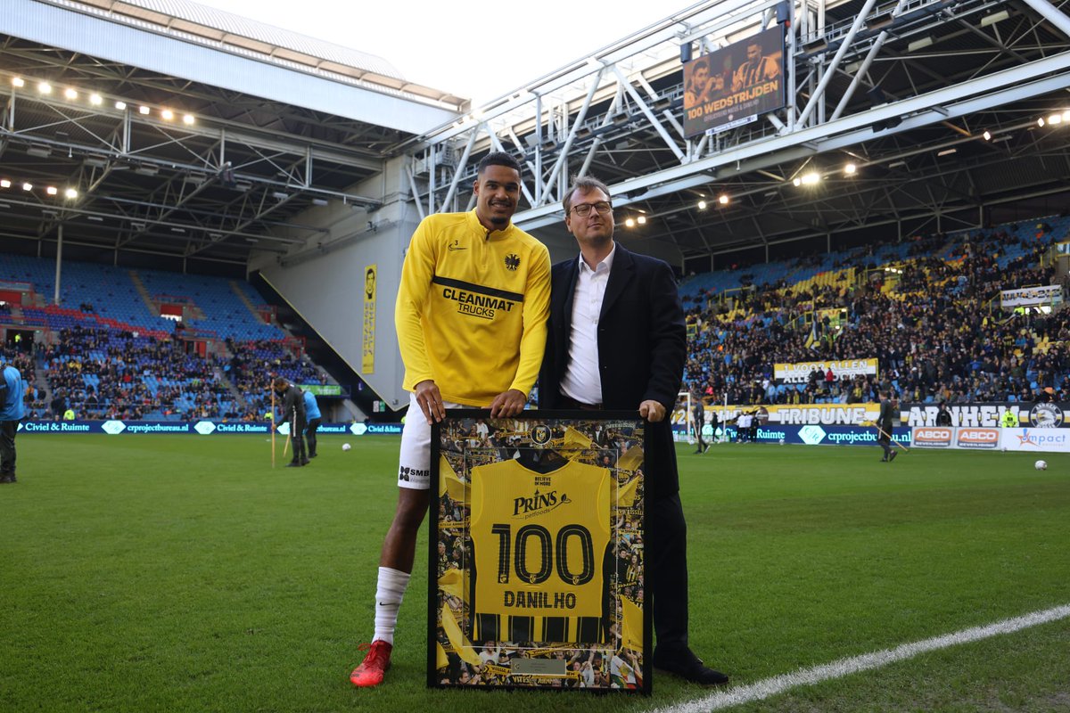 SVVitesse's tweet photo. Bero en Doekhi spelen de 100ste wedstrijd voor Vitesse!
#jubileum #100ste #vitesse https://t.co/PqXJOVBy63