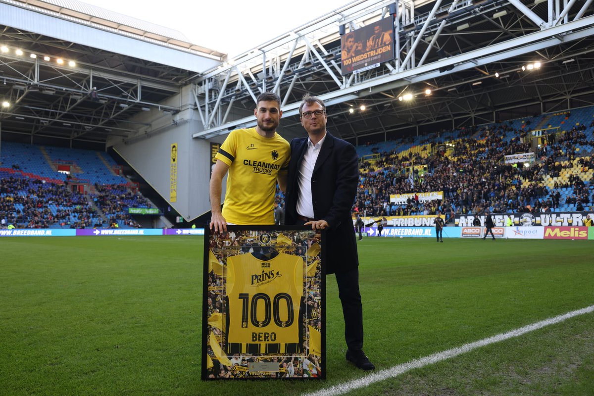 SVVitesse's tweet photo. Bero en Doekhi spelen de 100ste wedstrijd voor Vitesse!
#jubileum #100ste #vitesse https://t.co/PqXJOVBy63