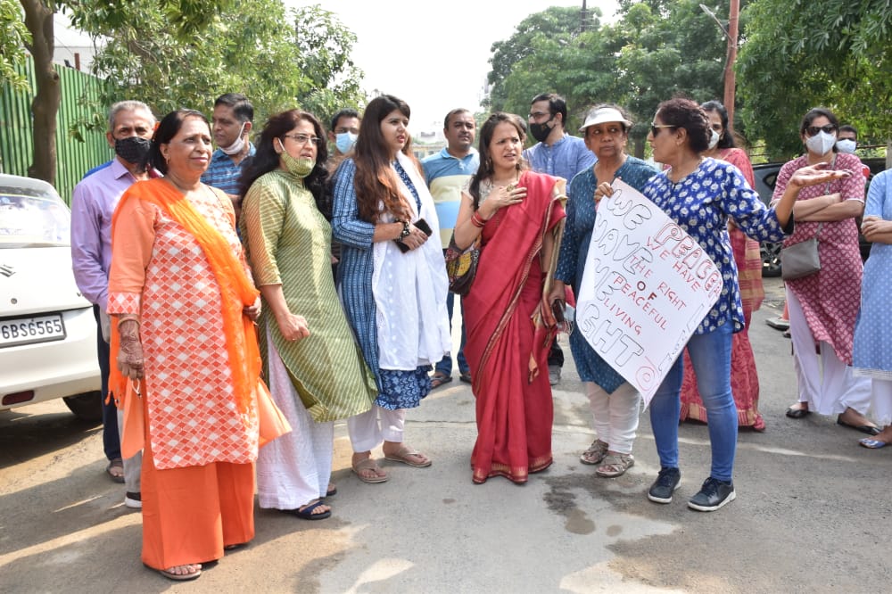 shalabhTOI's tweet photo. Residents of sector 50 on Sunday noon held a protest against the Noida Authority and local administration. Women protestors who were fasting due to Karwachauth were at the forefront. Residents are against allowing commercial activity within the residential blocks in sector 50: https://t.co/8CQ9bDcoz0