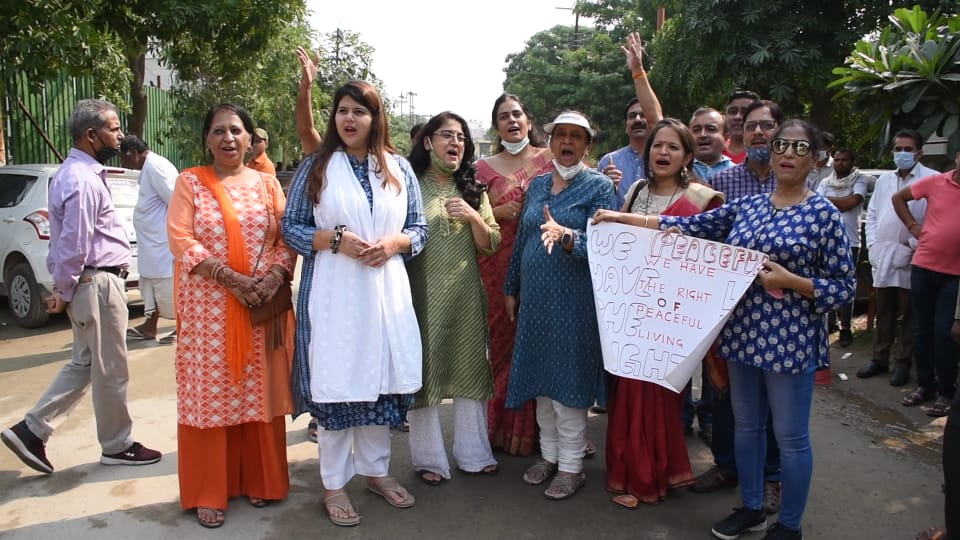 shalabhTOI's tweet photo. Residents of sector 50 on Sunday noon held a protest against the Noida Authority and local administration. Women protestors who were fasting due to Karwachauth were at the forefront. Residents are against allowing commercial activity within the residential blocks in sector 50: https://t.co/8CQ9bDcoz0