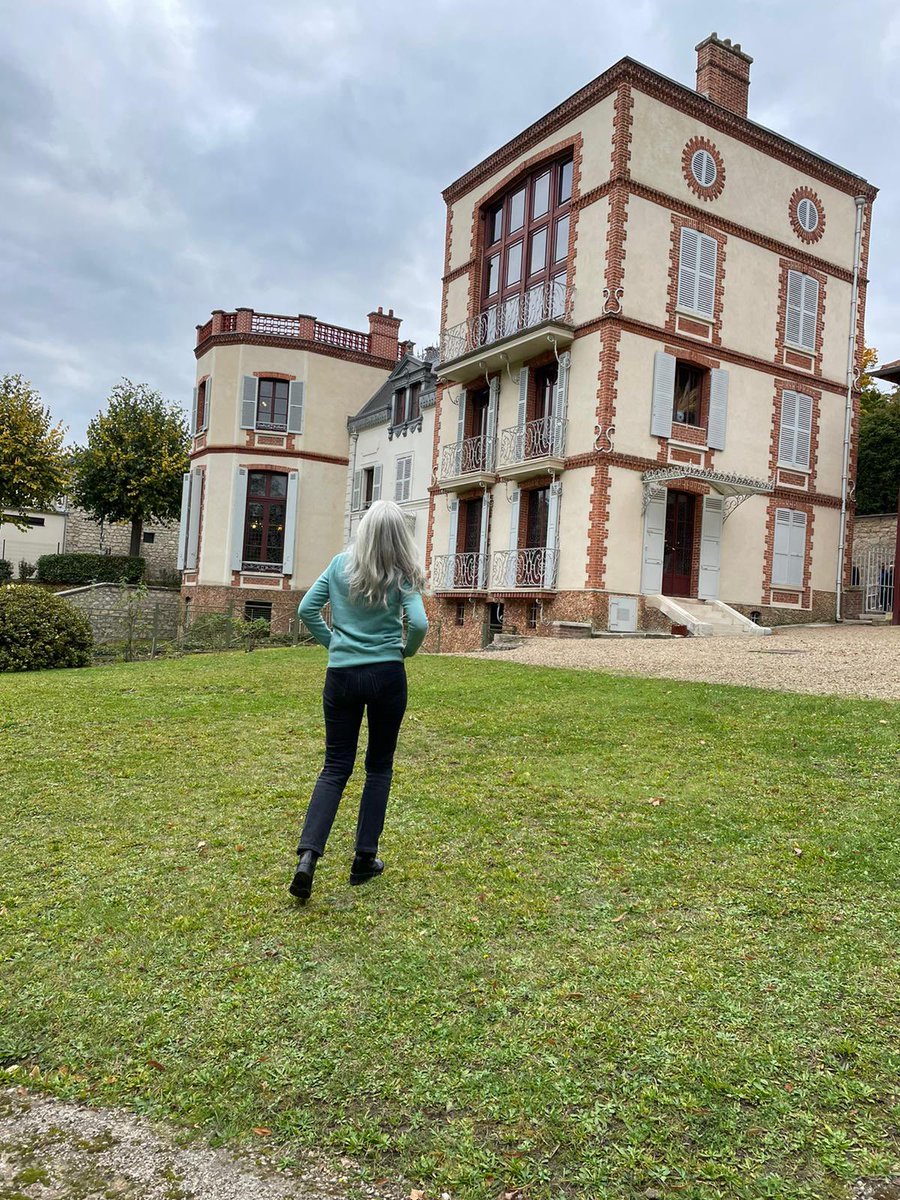 AudreySiourd's tweet photo. La création sonore réalisée avec @tatianaderosnay autour des ses écrivains préférés nous a conduit jusque chez Zola, à Médan. Une visite très privée et très émouvante, gravée dans le marbre par la grâce de @ConradssonP du @le_Parisien 😊 
« Territoires intimes » à 🎧sur @Kobo_FR https://t.co/aO3rSdW6DF