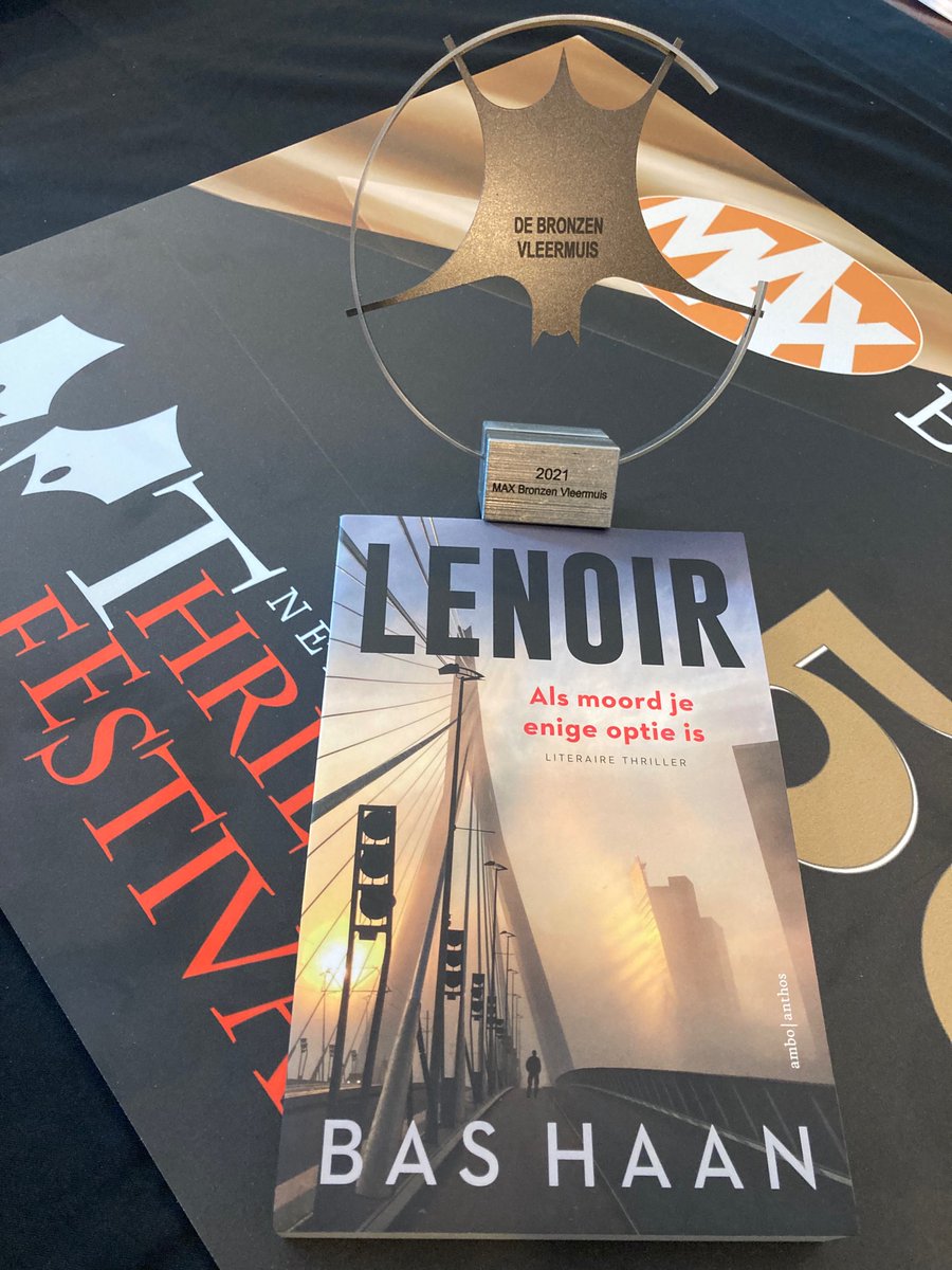 bas_haan's tweet photo. Yes!
Met Lenoir heb ik net de thrillerprijs ‘De Bronzen Vleermuis’ gewonnen voor het beste debuut.
#Thrillerfestival
@OmroepMAX https://t.co/keuw6uPB8c