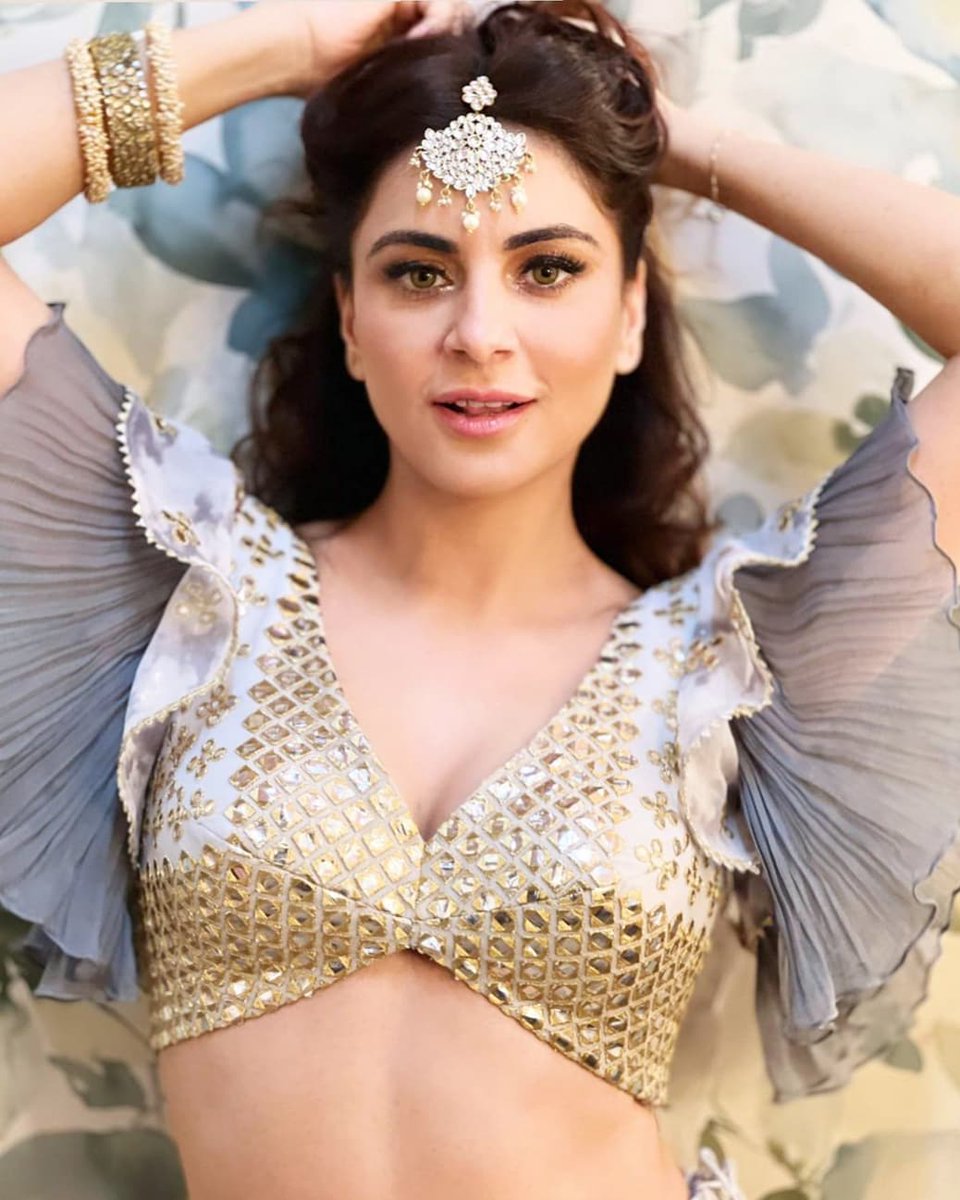 DheeshraFandom's tweet photo. Totally a Angle in these Breathtaking Pictures ! β€β€π₯
HD Photos Dropping soon! π§Ώπ¦
πΈ
Outfit : @shreeaaryaofficial @rashmi_aaryaa
Makeup: @radiowala.nilofer11
Hair: @hairtrendzbysmita
#ShraddhaArya #SlayingQueen #FreakingGorg #AngelicVibes #TheDheeShraFandom @AryaSmilesa https://t.co/rJZBk9u7le