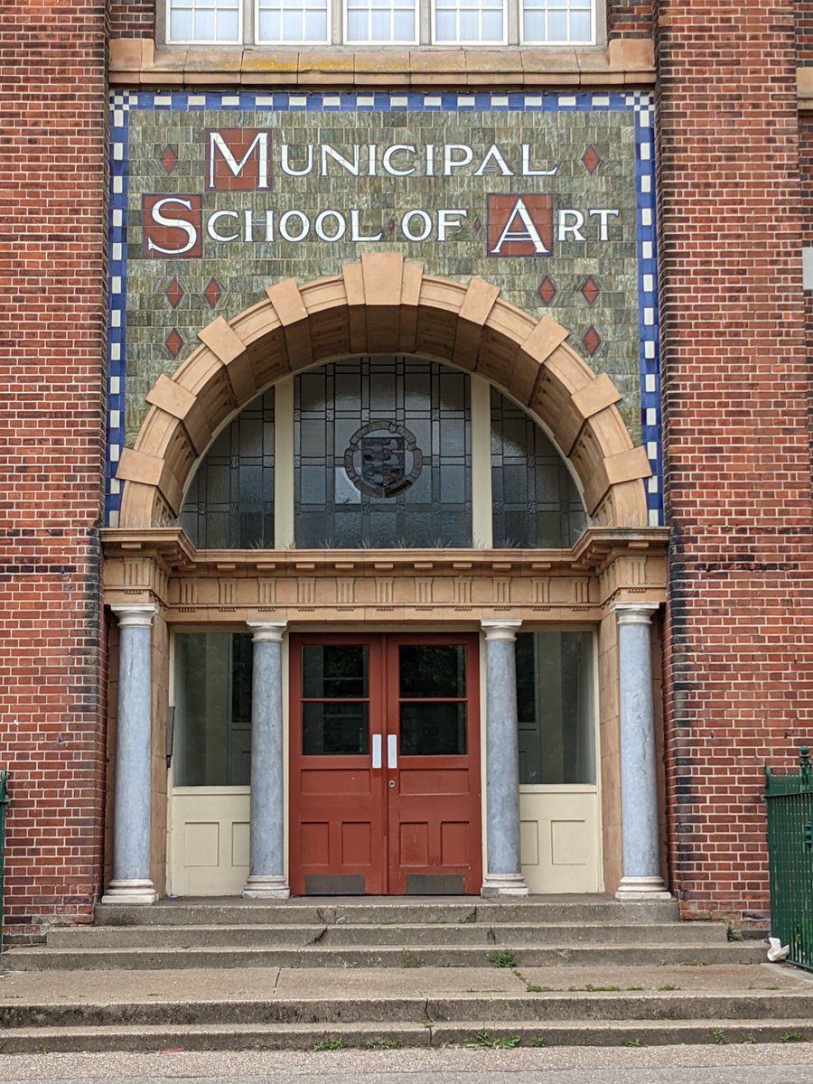 MunicipalDreams's tweet photo. @LeighFStanford Did you get to see the Municipal School of Art? Opened in 1912, designed by J W Cockrill with brick cladding over steel frame and concrete - and the most beautiful art nouveau entrance. https://t.co/0GpjWc7DfE