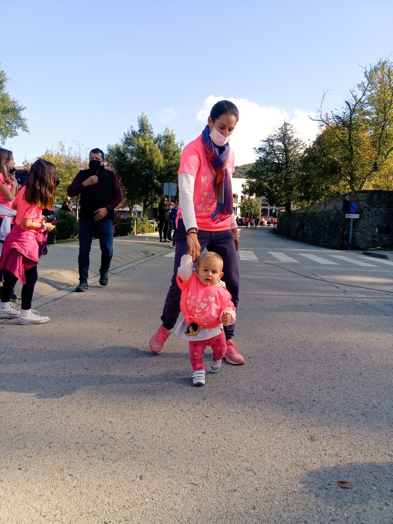 lespreses_cat's tweet photo. Iris López Casas la participant més petita de la @CursaDonaPreses
Té 10 mesos! 😍
Gràcies per venir Iris! 😍💪💪❤️😘😘
@OncolligaGi
@oncolliga_olot
#guapesivalentes https://t.co/6AunWgGwwZ