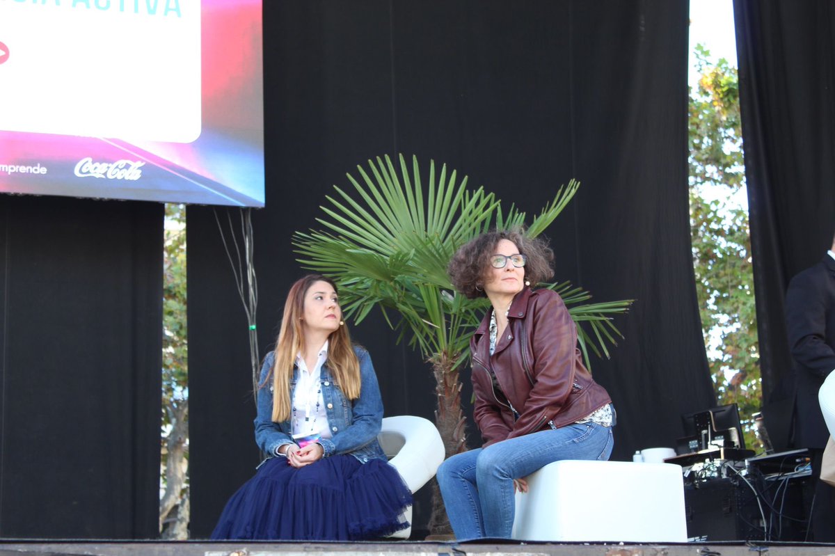 🟣🟡🔵 El escenario principal sigue albergando interesantes charlas, como ‘#EspaiLidera, impulsando el liderazgo femenino’, en el que las emprendedoras que integran el coworking de este espacio han dado a conocer sus proyectos y han puesto en valor la oportunidad de conectar