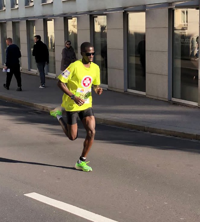 asbooe's tweet photo. 🥇 Ups, he did it again, Isaac Kosgei gewinnt für den Samariterbund den Halbmarathon in  Linz in überlegener Manier! Er diszanzierzt die Konkurrenz!!! Wir gratulieren Kosgei ganz herzlich!!! Er ist unglaublich! 🎉👏

#wirhelfenlaufend #asbooe #marathon #samariterbund https://t.co/QSawrwv0YL