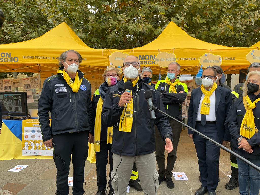 DPCgov's tweet photo. #Iononrischio2021 è in diretta nazionale, sui social media e in piazza. Eccoci con il Capo Dipartimento a #Milano per incontrare i volontari di #protezionecivile e i cittadini. Tutti insieme per diffondere la cultura della prevenzione 💛
#24ottobre https://t.co/HcXU42aOjT