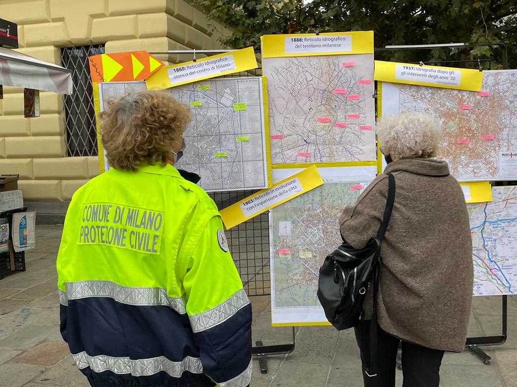 DPCgov's tweet photo. #Iononrischio2021 è in diretta nazionale, sui social media e in piazza. Eccoci con il Capo Dipartimento a #Milano per incontrare i volontari di #protezionecivile e i cittadini. Tutti insieme per diffondere la cultura della prevenzione 💛
#24ottobre https://t.co/HcXU42aOjT