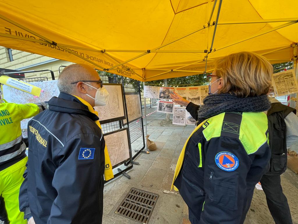 DPCgov's tweet photo. #Iononrischio2021 è in diretta nazionale, sui social media e in piazza. Eccoci con il Capo Dipartimento a #Milano per incontrare i volontari di #protezionecivile e i cittadini. Tutti insieme per diffondere la cultura della prevenzione 💛
#24ottobre https://t.co/HcXU42aOjT