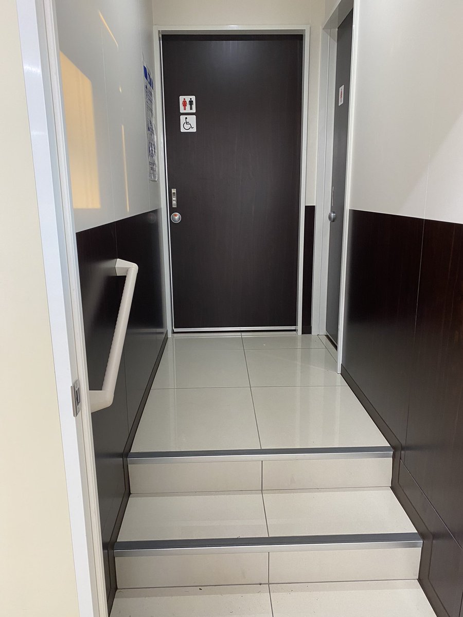 車椅子のマークが貼られたトイレの手前には階段があって何故 と思いきや 実は簡易的なスロープが収納されているらしい Togetter