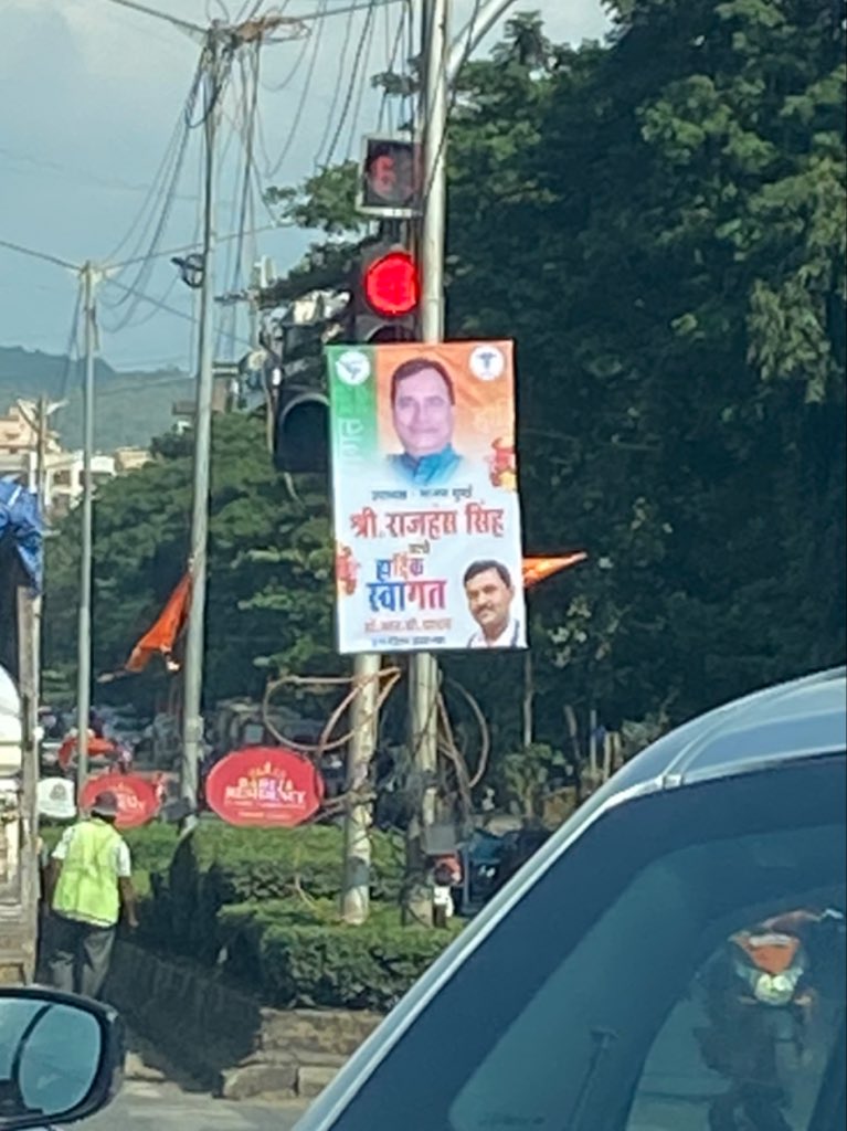 VeryShoor's tweet photo. @mybmc how are we supposed to see the signal? This is at signal outside Oberoi Mall, Goregaon East.

#illegalHoarding #MinistersOfIndia #BMC #RoadSafety https://t.co/p8HFlKrxu5