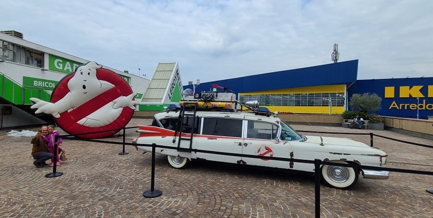 VoituresStars's tweet photo. Des nouvelles de nos membres : Eric et son Ecto1 relookée sont en Italie pour la sortie de Ghostbusters Afterlife.

#SOSFantômes #Ghostbusters  #Cadillac #Ecto1 https://t.co/Kvd73pSF5q