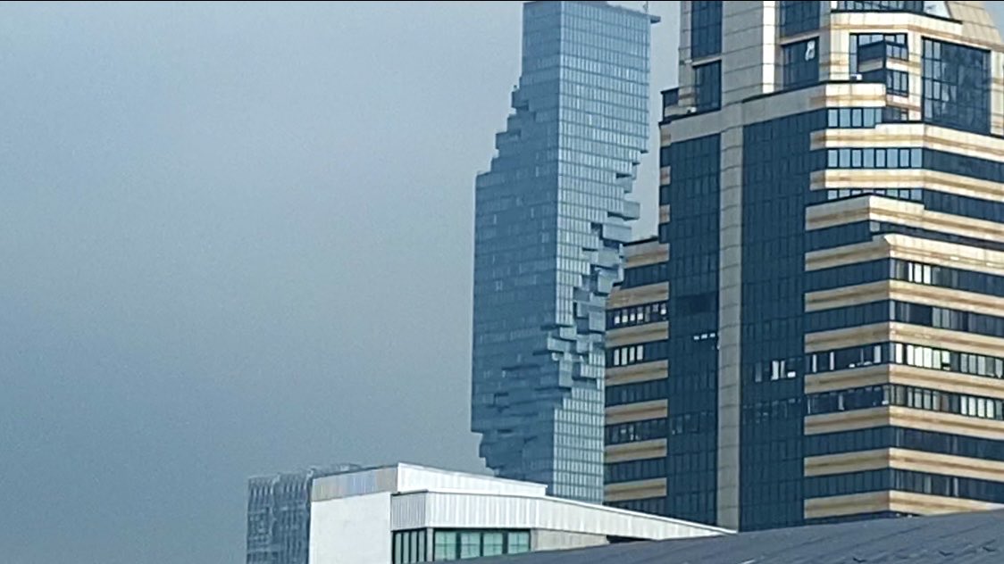 russellcrowe's tweet photo. Lost in Bangkok #8.
Bangkok has such a fascinating skyline. Some of the most interesting Urban perspectives I’ve seen. The juxtaposition of shapes and colours is constantly intriguing. https://t.co/sS3Q1UorE7